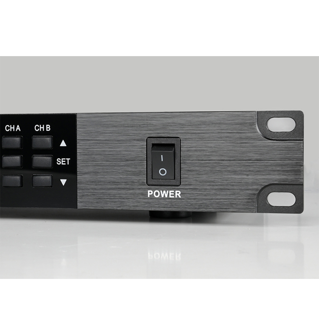 Dau-thu-he-thong-micro-khong-day-bon-kenh-Takstar-UC-4R-dau-thu-4-kenh-uc4r-thong-audio-5