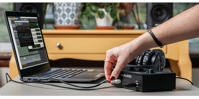 M-Track-Solo-Angle-Front-sound-card-thu-am-chuyen-nghiep-phong-thu-ca-nha-thong-audio-5