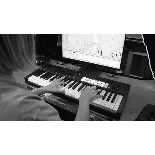 avatar-Launchkey-49-mk4-midi-controller-thong-audio-2