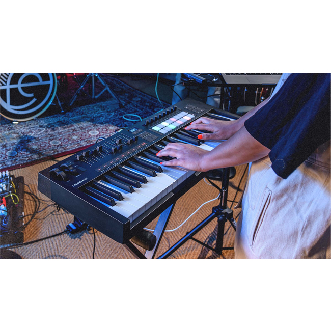 avatar-Launchkey-49-mk4-midi-controller-thong-audio-4