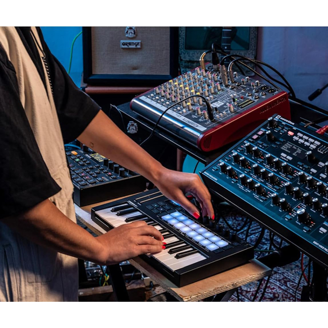avatar-Launchkey-mini-25-mk4-midi-controller-thong-audio-8