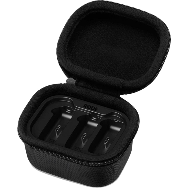 rode-charge-case-plus-pulling-out-of-bag-hop-sac-micro-rode-wireless-thong-audio-1