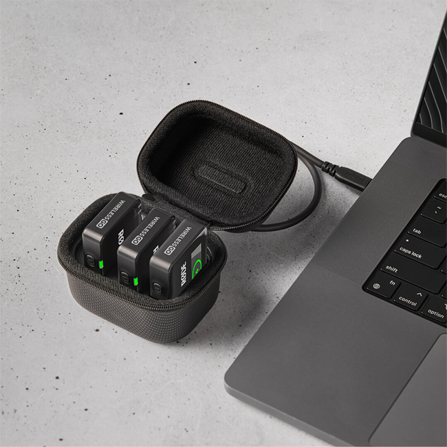 rode-charge-case-plus-pulling-out-of-bag-hop-sac-micro-rode-wireless-thong-audio-3