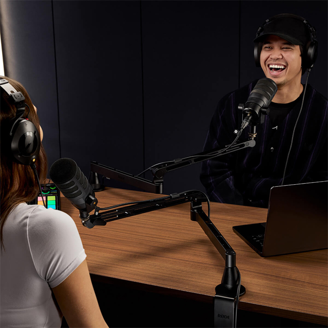 rode-lpa1-podcasters-talking-at-desk-chan-micro-kep-ban-rode-ipa1-thong-audio-6