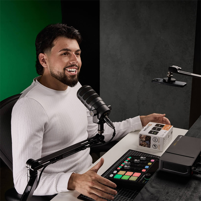 rode-lpa1-podcasters-talking-at-desk-chan-micro-kep-ban-rode-ipa1-thong-audio-8