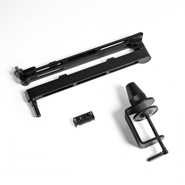 rode-lpa1-podcasters-talking-at-desk-chan-micro-kep-ban-rode-ipa1-thong-audio