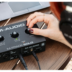 M-Track-Solo-Angle-Front-sound-card-thu-am-chuyen-nghiep-phong-thu-ca-nha-thong-audio-3