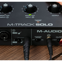 M-Track-Solo-Angle-Front-sound-card-thu-am-chuyen-nghiep-phong-thu-ca-nha-thong-audio-4