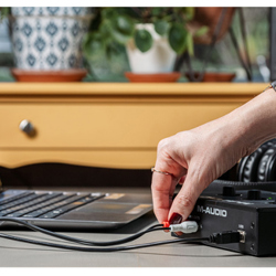 M-Track-Solo-Angle-Front-sound-card-thu-am-chuyen-nghiep-phong-thu-ca-nha-thong-audio-5