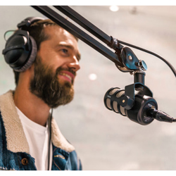 Rode-podmic-on-stand-micro-thu-am-podcast-dynamic-rode-podmic-thong-audio-2