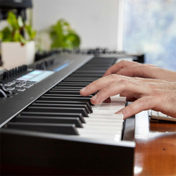 avatar-Launchkey-49-mk4-midi-controller-thong-audio-1