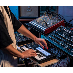 avatar-Launchkey-mini-25-mk4-midi-controller-thong-audio-8