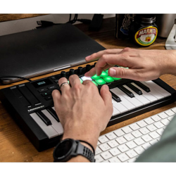 avatar-Launchkey-mini-25-mk4-midi-controller-thong-audio-9