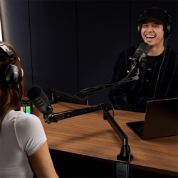 rode-lpa1-podcasters-talking-at-desk-chan-micro-kep-ban-rode-ipa1-thong-audio-6